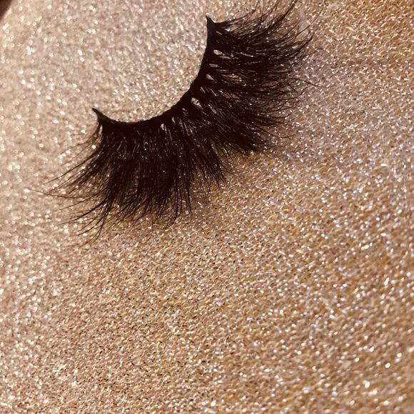 REIGN - Picture 5 of 5